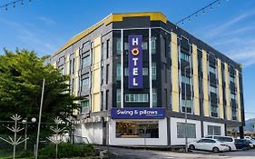 Swing & Pillows - Golden Roof Hotel Ampang, Ipoh